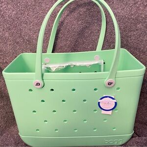Nwt bogg bag xl mint color